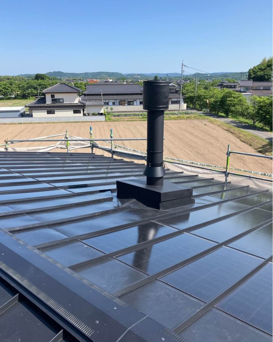 梅雨入り前の煙突工事